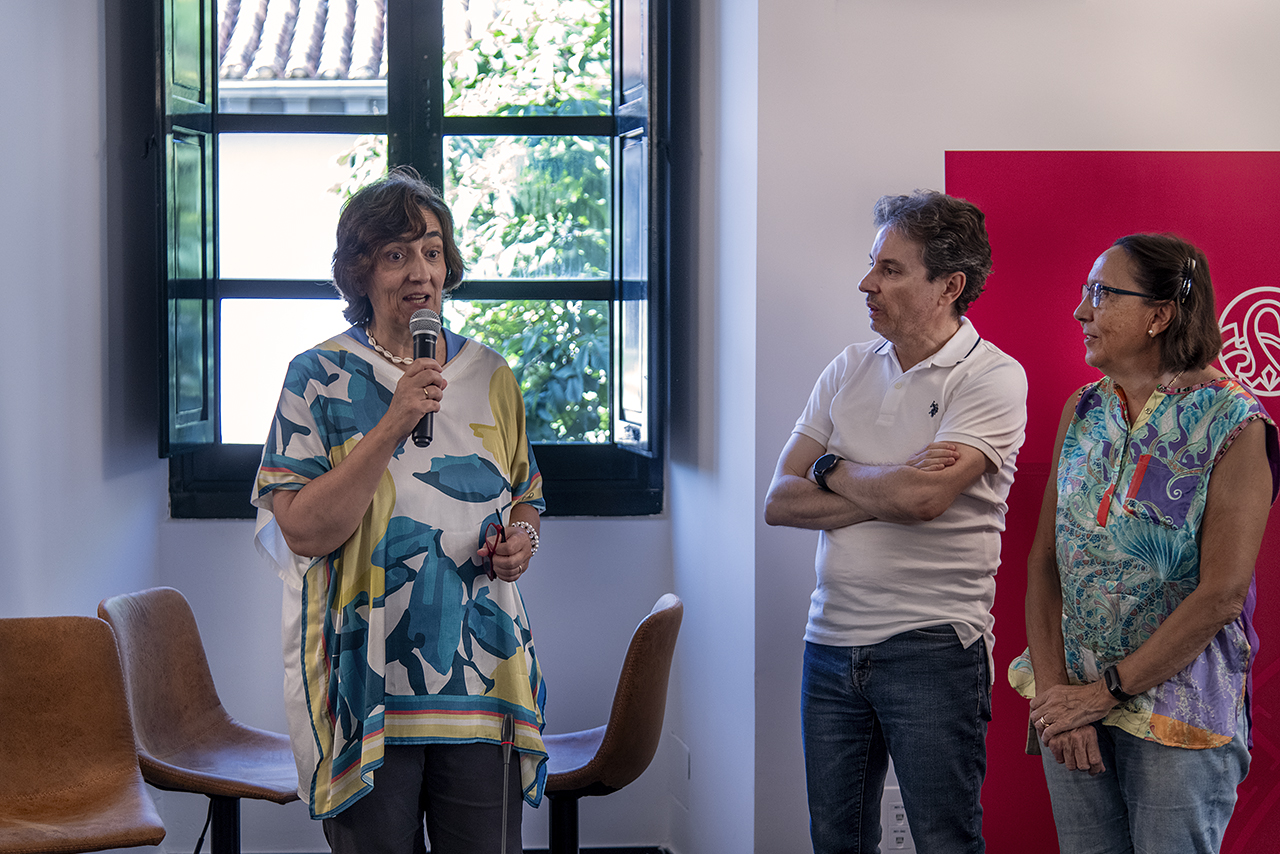 La directora del curso, Loreto Corredoira, presenta a Javier Barriuso y Mariluz Congosto