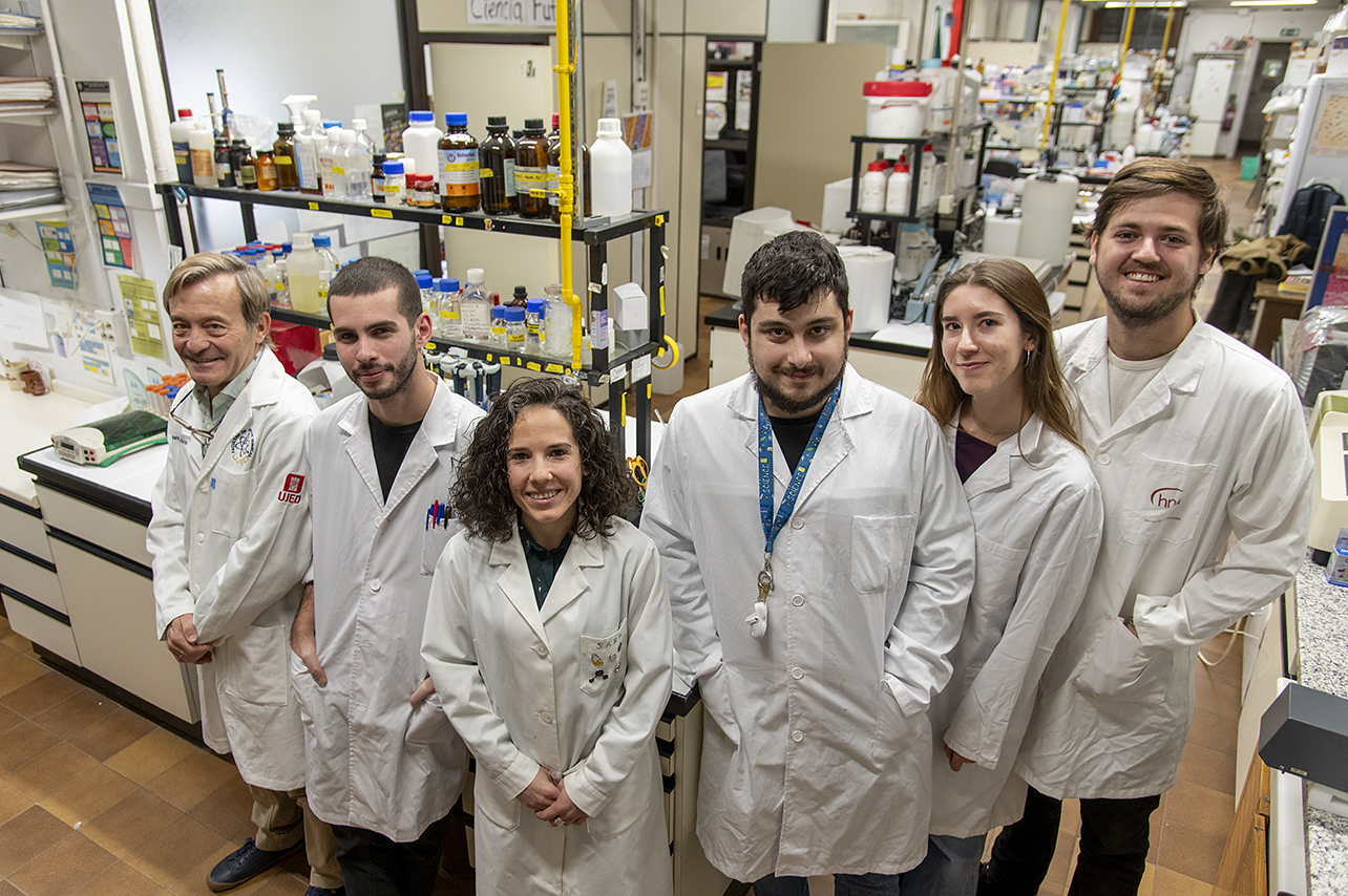 Investigadores de Químicas desarrollan una proteína capaz de eliminar microplásticos