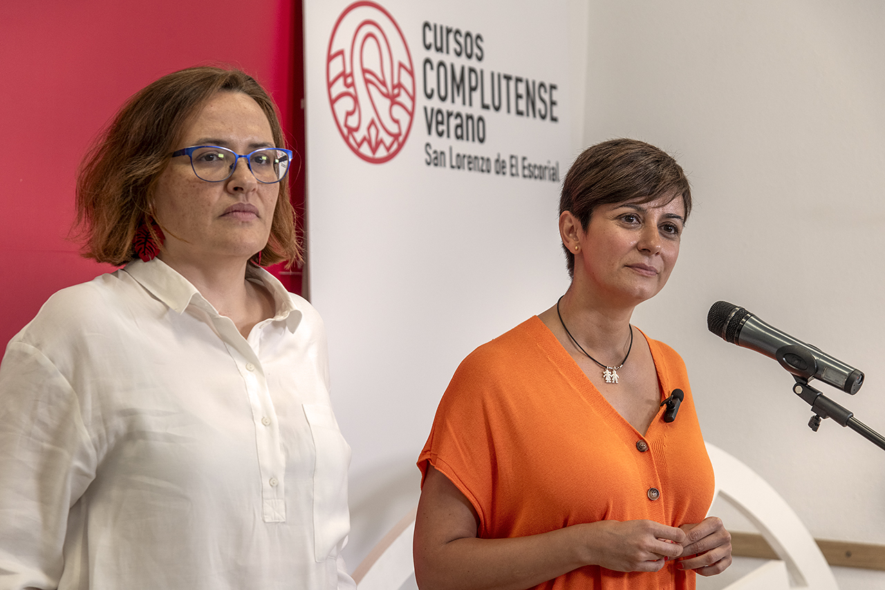 Isabel Rodríguez, junto a Rosa de la Fuente, atendiendo a los medios de comunicación