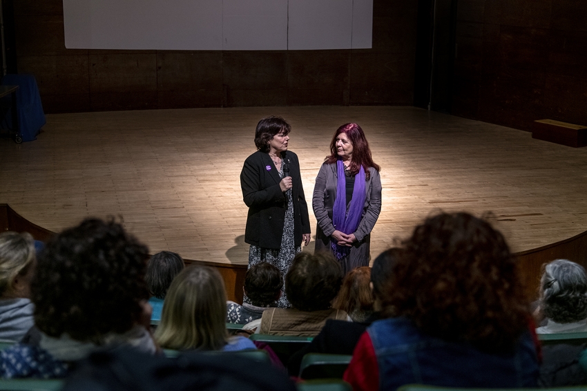 Isabel García Fernández, vicerrectora de Cultura, Deportes y Extensión Universitaria, con Isabel Tajahuerce Ángel, delegada del rector para la Igualdad
