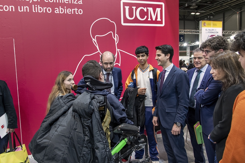 El consejero de Educación de la Comunidad de Madrid, Emilio Viciana,se acercó al stand de la UCM, junto al director de la Fundación Madri+d, Federico Morán