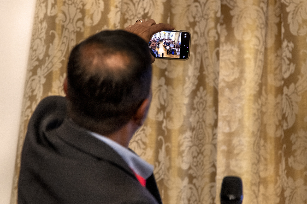 Kartik Seth se hace un 'selfie' ante la sala llena para escucharle en el Hotel EXE Reina Victoria