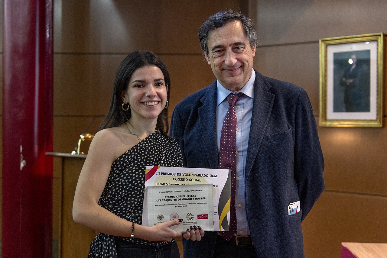 Teresa Silva, ganadora por su TFG en Trabajo Social, titulado “Voluntariado”, y Gonzalo Jover, decano de la Facultad de Educación