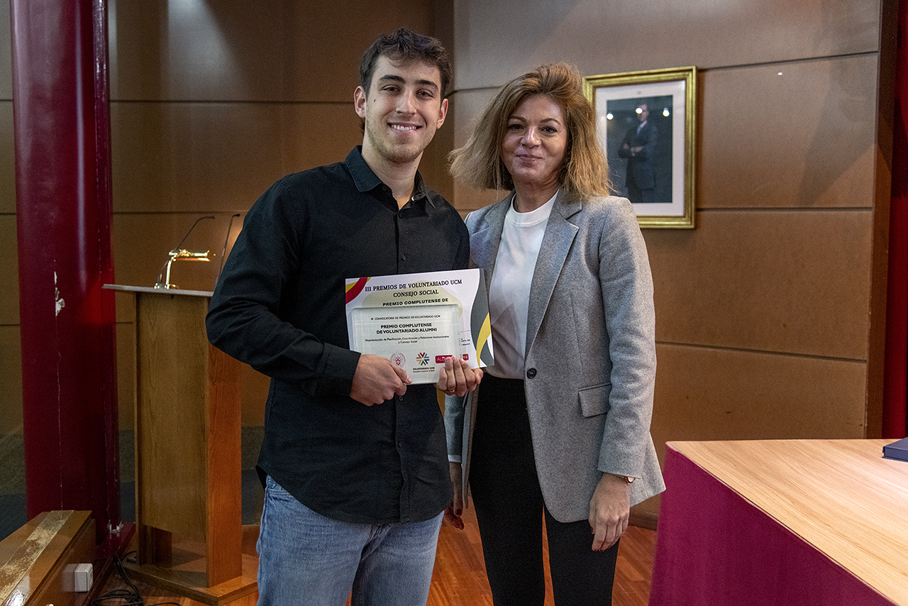 David Santuy Muñoz, ganador del Premio Complutense de Voluntariado Alumni, junto a Esther Gil Zapardiel, del programa Alumni UCM