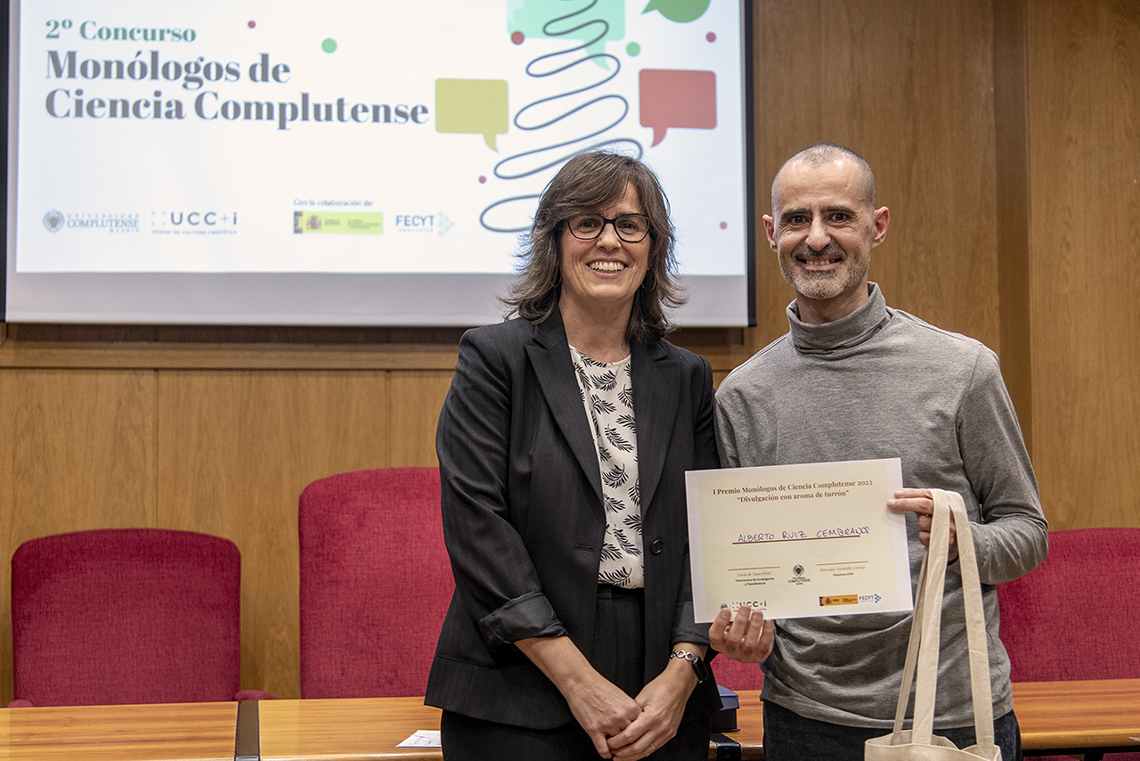 Lucía de Juan, vicerrectora de Investigación y Transferencia, entregó los premios a los ganadores. El primer premio fue para José Alberto Ruiz Cembranos