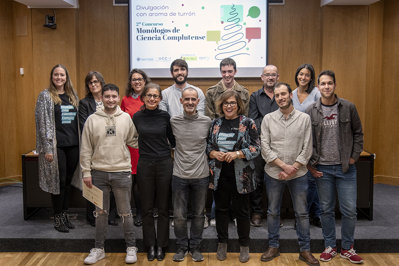 Foto de participantes y organizadores del segundo concurso Monólogos de Ciencia UCM