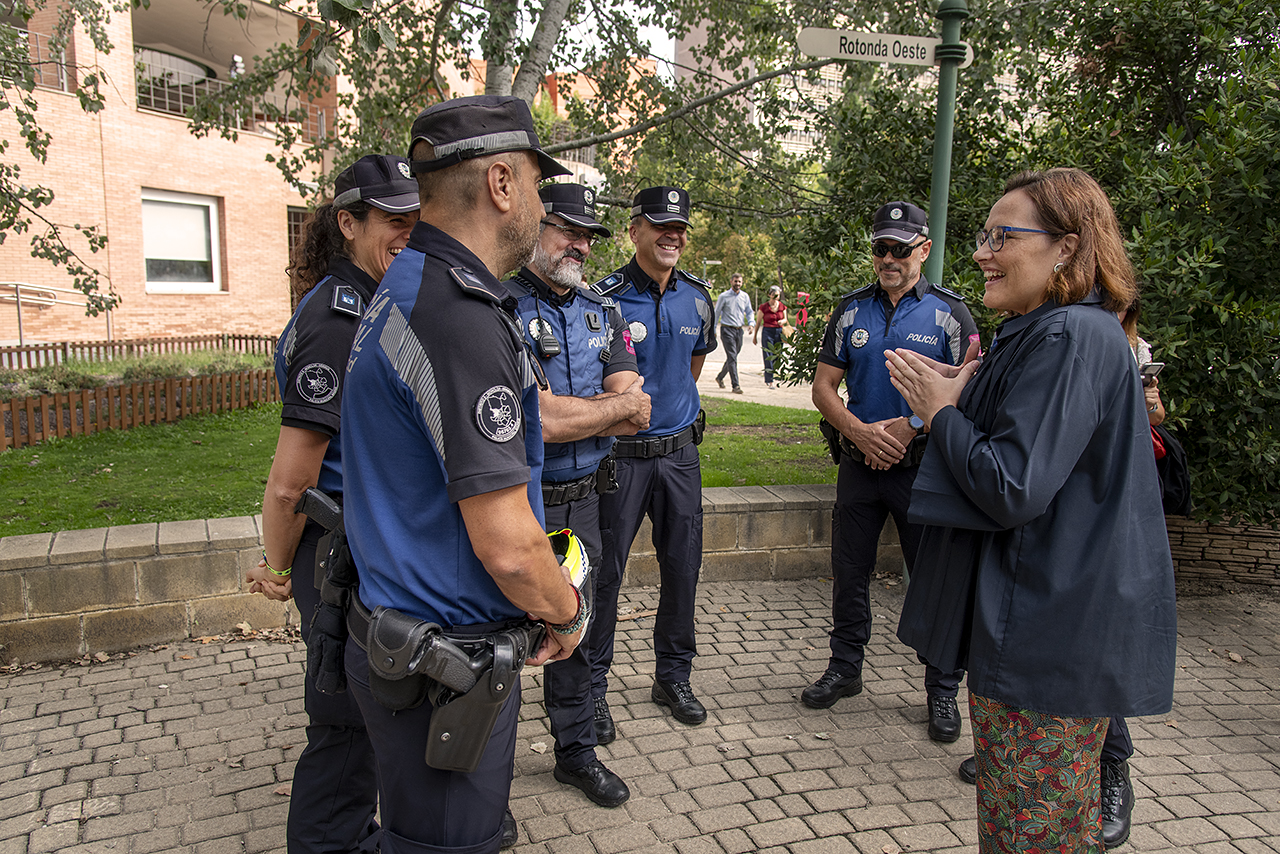 Rosa de la Fuente charla con el grupo de la Policía Municipal que participó en la presentación