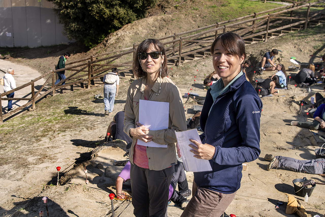 Las profesoras Laura Domingo y Soledad Domingo, codirectoras de las excavaciones en los yacimientos paleontológicos de Somosaguas