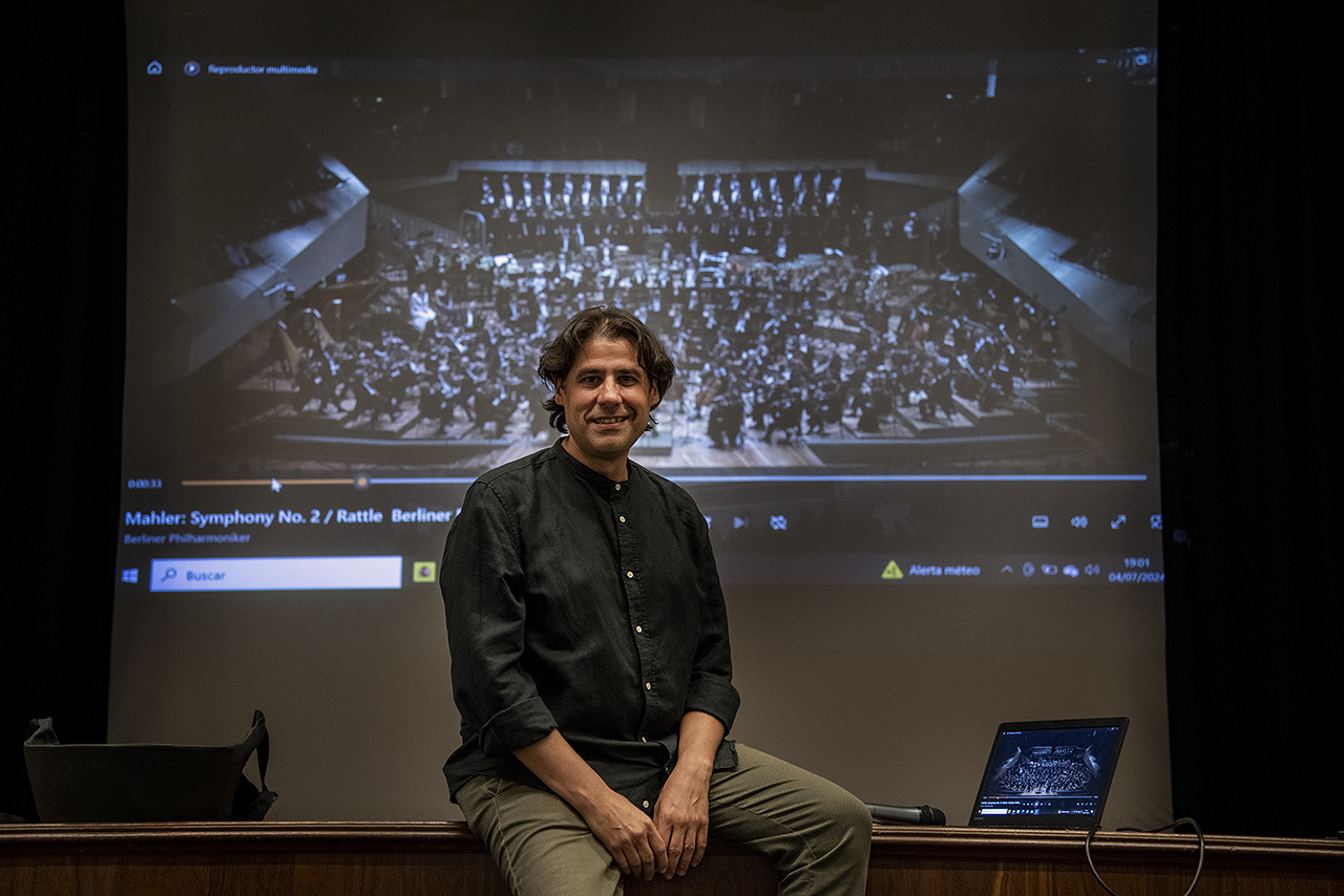 El director de orquesta José Sanchís imparte una clase magistral para fomentar la escucha activa