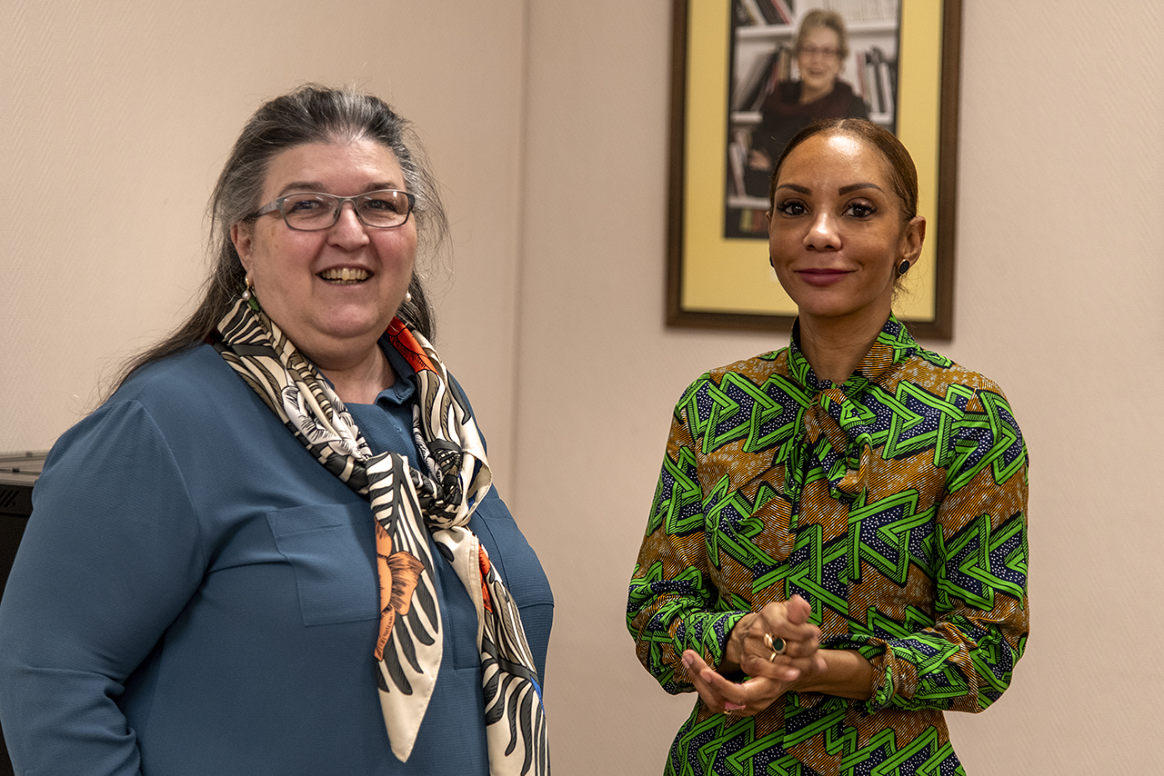 La decana de Ciencia Políticas y Sociología, Esther del Campo, e Isabelle Mamadou, del equipo del Decenio Afrodescendiente de la ONU en España
