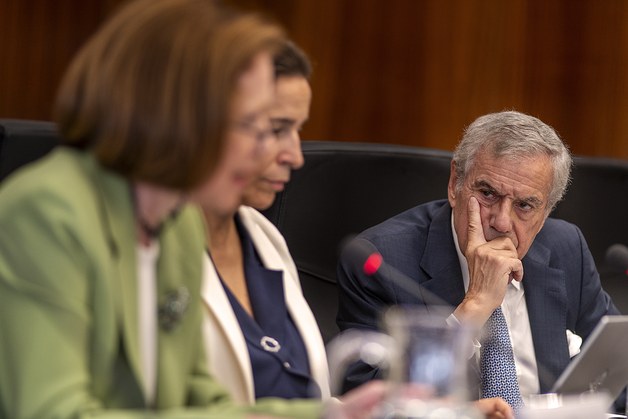 José Luis Da Cruz Vilaça, ex juez y ex abogado general del TJUE, escucha a la presidenta del Tribunal Europeo de Derechos humanos