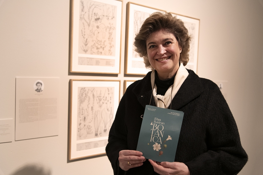 La ilustradora Marta Chirino, frente a algunas de sus obras en la muestra "Ellas ilustran Botánica"
