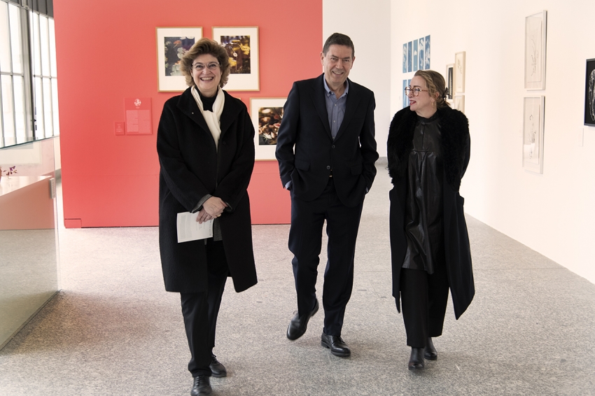Marta Chirino visita la exposición con su marido y la comisaria Toya Legido