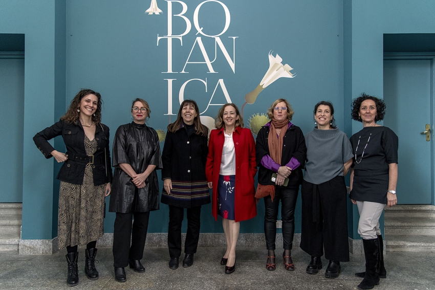 Las cuatro comisarias posan con la directora del Jardín Botánico, la presidenta del CSIC y la decana de la Facultad de Bellas Artes