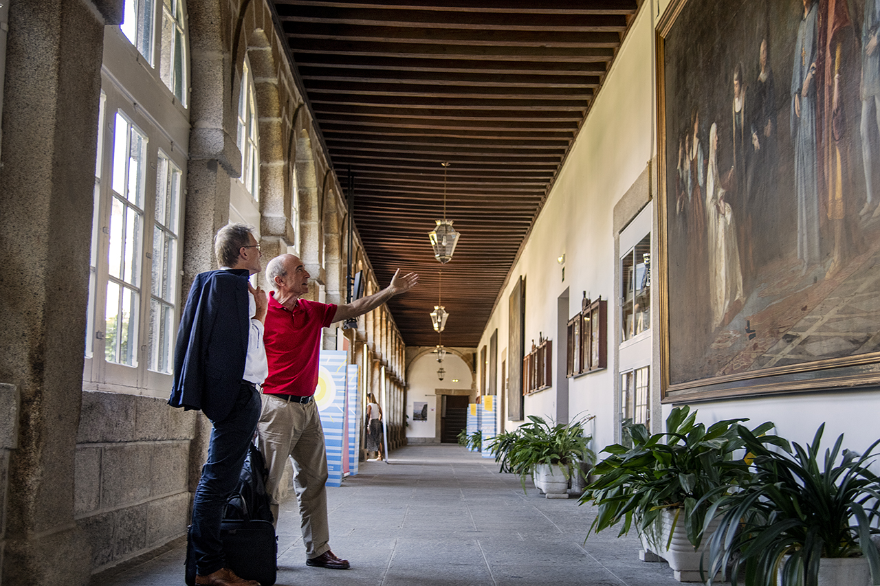Nazario Martín le explica a Ben Feringa uno de los lienzos que decoran los pasillos del Real Centro Universitario María Cristina