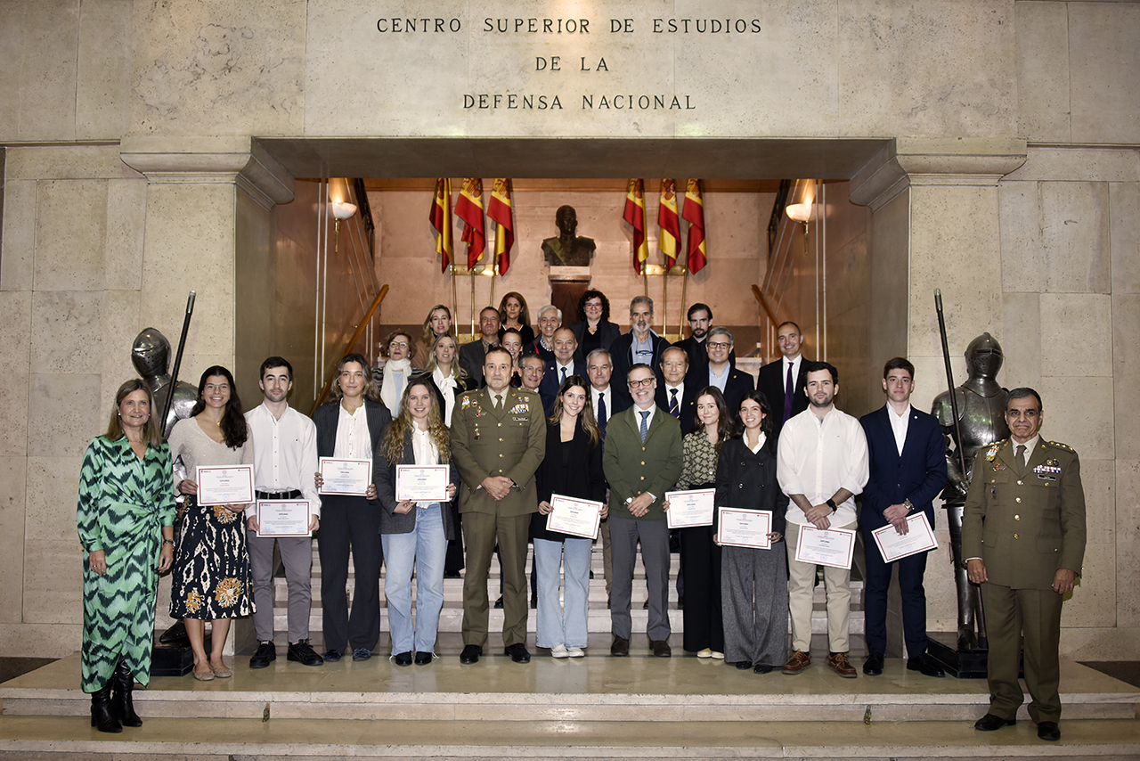 La Cátedra Almirante don Juan de Borbón entregó sus diplomas de 2024 a los estudiantes complutenses