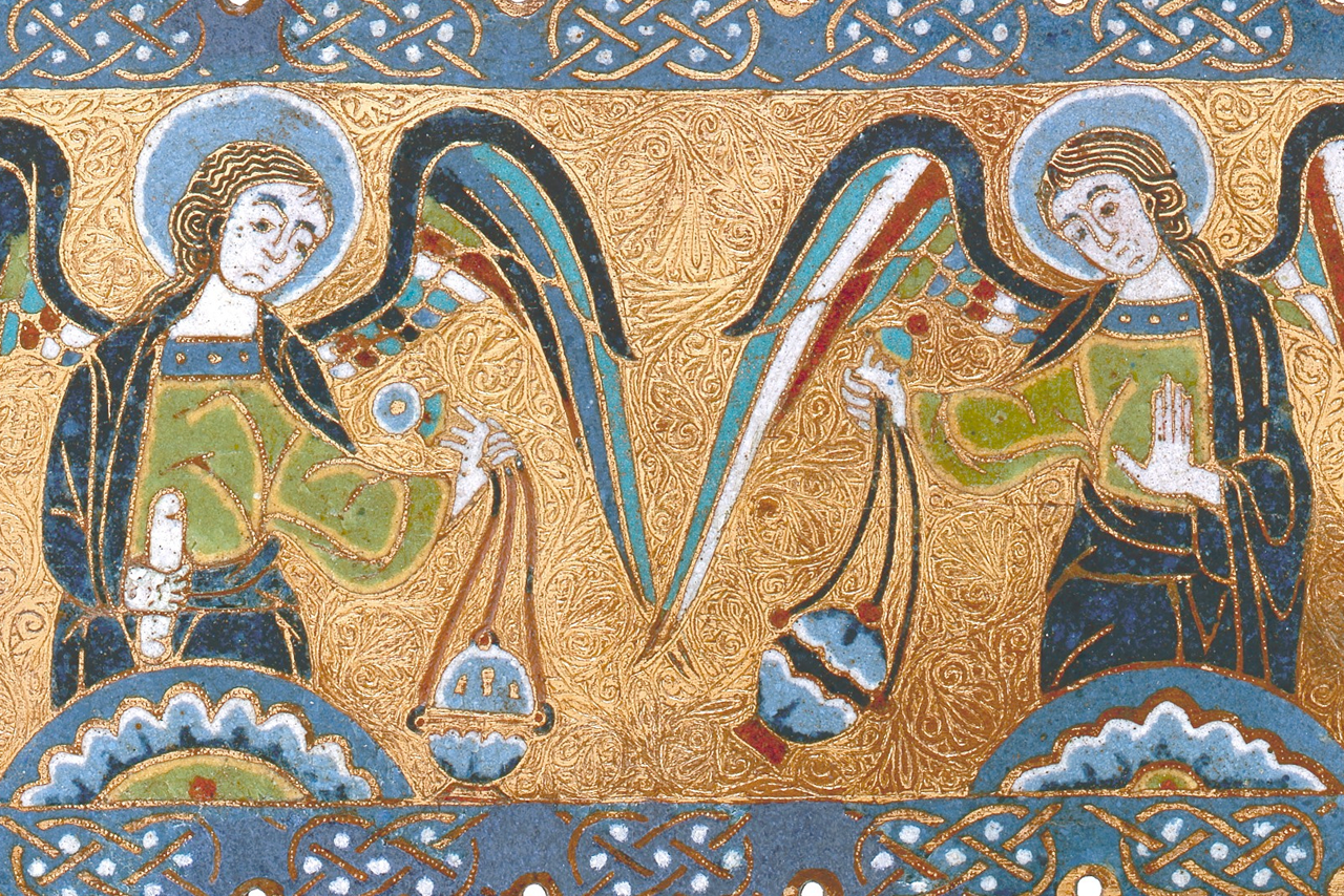 El Metropolitan Museum de Nueva York conserva abundantes ejemplos de metales esmaltados, como esta pequeña placa con ángeles turiferarios, que muestran el poder del color medieval.