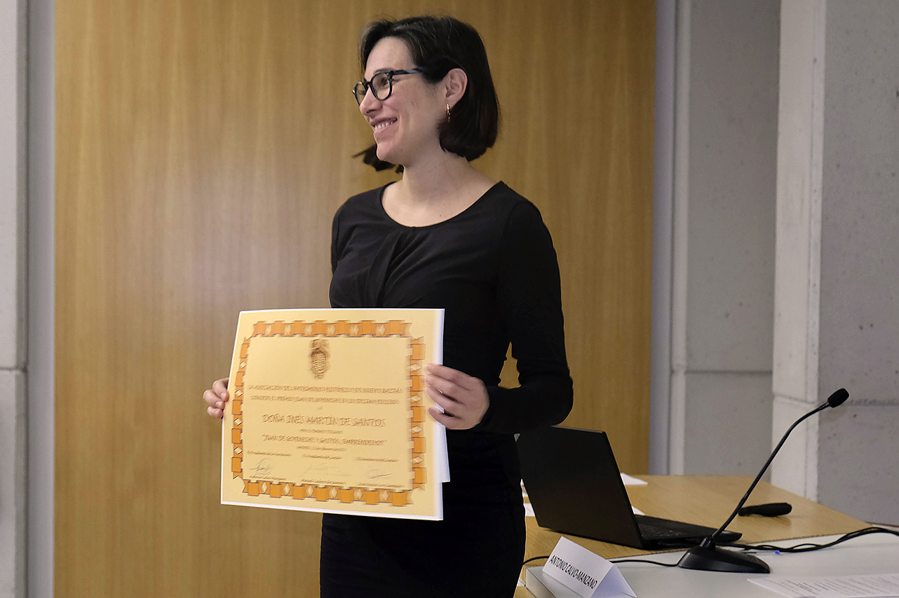 La profesora Inés Martín de Santos recoge el diploma que la acredita como ganadora del Premio Juan de Goyeneche 2023