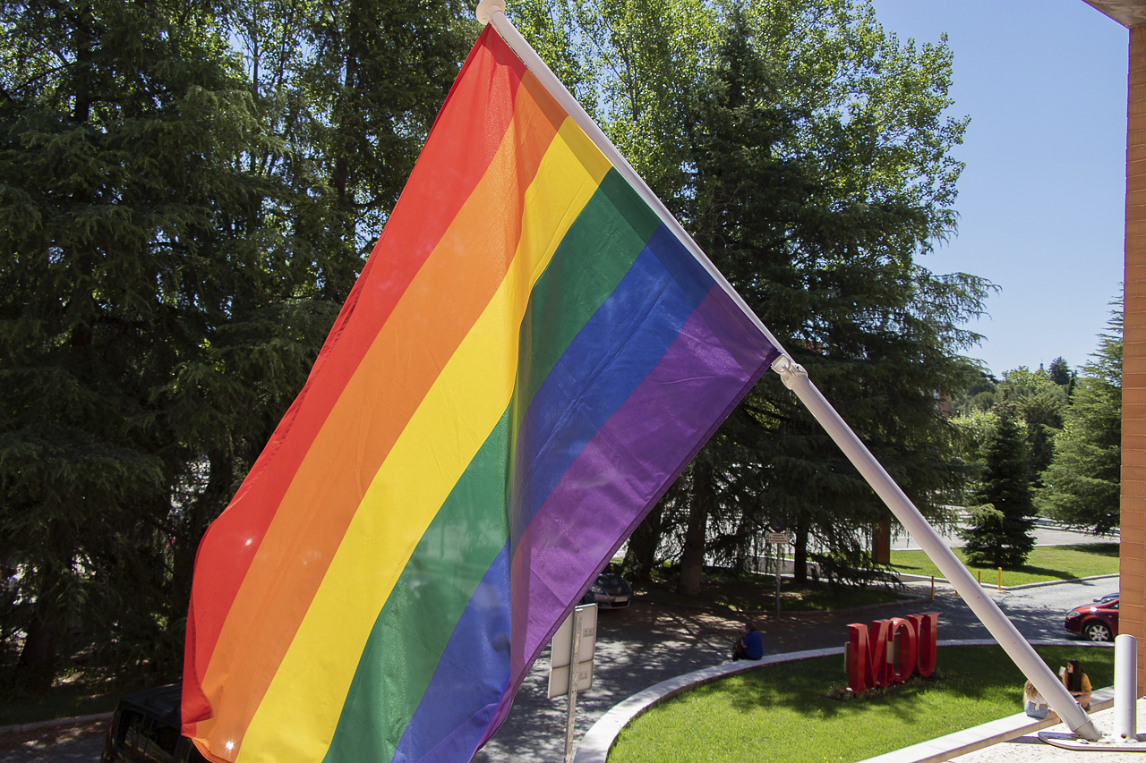 Bandera del Orgullo en el Edificio de Estudiantes