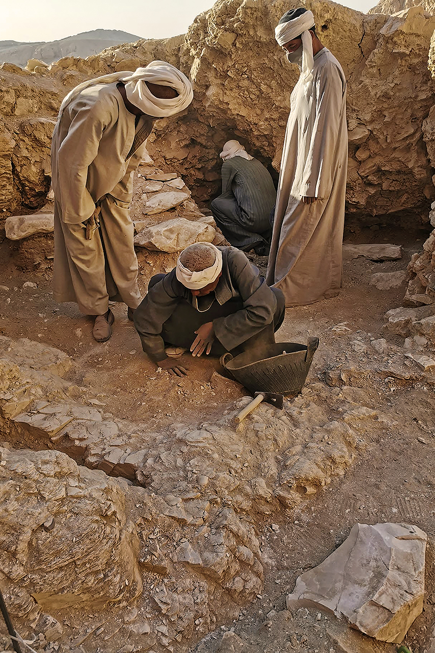 Obreros egipcios especializados trabajando en la entrada de la TT 320, la cachette, bajo la supervisión de Mª Carmen Pérez Die, del Museo Arqueológico Nacional
