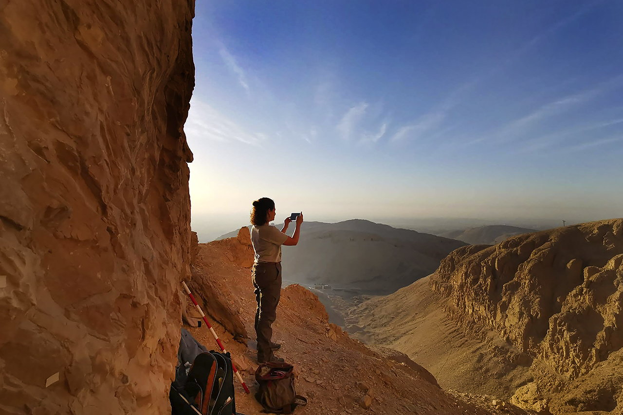 Espectacular vista del horizonte desde el wadi de las Momias Reales. Inmaculada Vivas, profesora de la UNED y miembro del equipo del C2 Project en la zona más alta de la montaña, donde los graffiti son más antiguos.