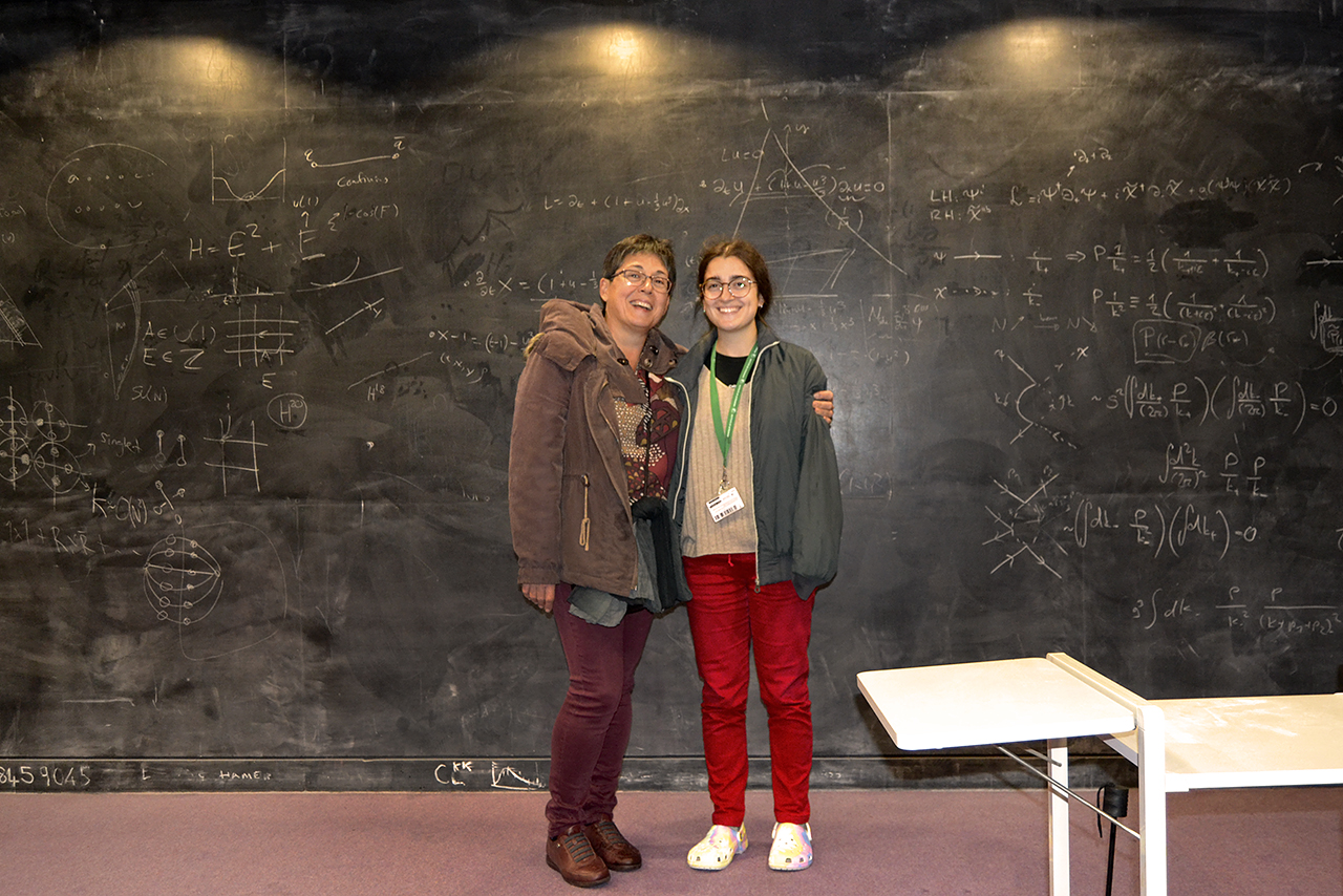 Irene, junto a su madre, en el Departamento de Matemáticas Aplicadas y Física Teórica en Cambridge