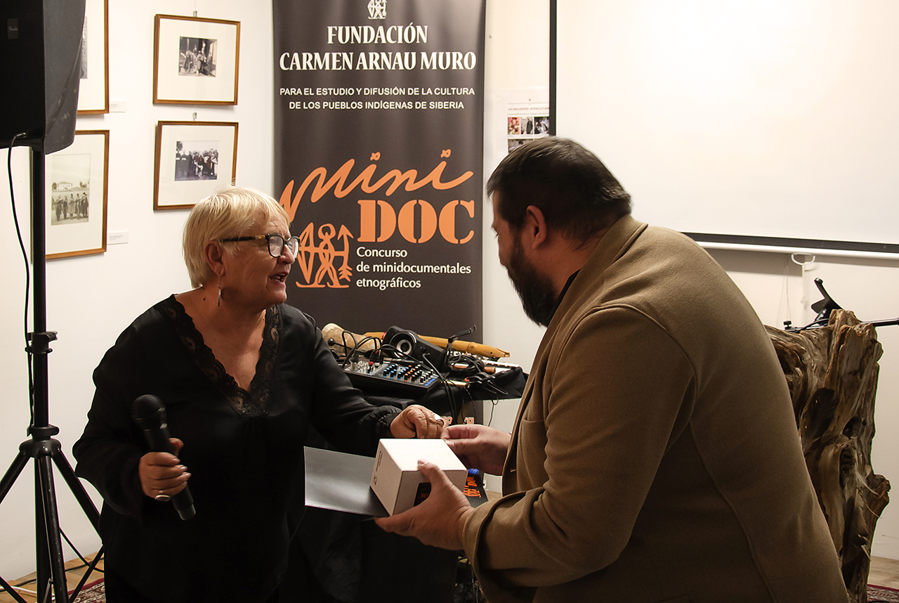 La propia Carmen Arnau entrega el premio a José Antonio Jiménez de las Heras
