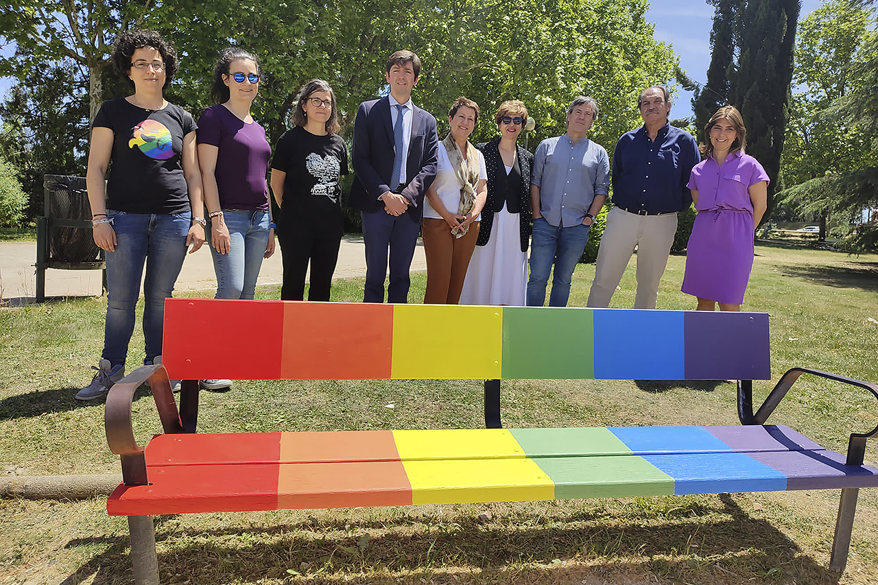 Somosaguas pone color a sus bancos como símbolo de una universidad inclusiva y diversa