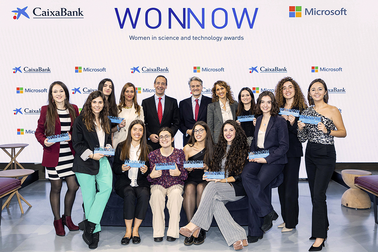 Irene y las otras diez alumnas premiadas con un accesit, posan con el presidente de Microsoft España y el consejero delegado de CaixaBank