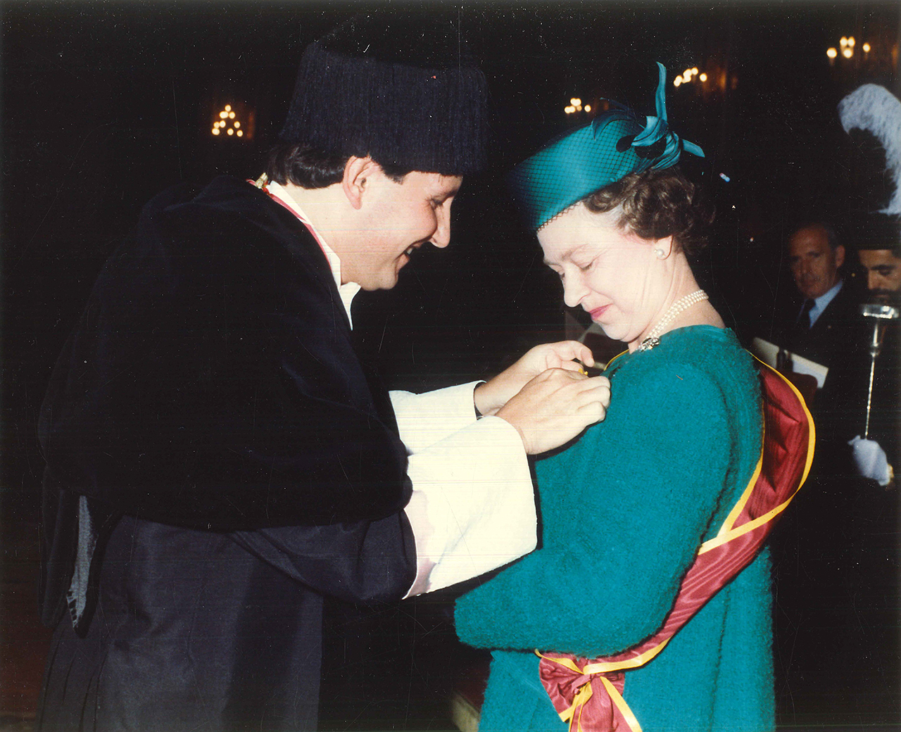 Isabel II recibió en 1988 la Medalla de Oro de la Universidad Complutense