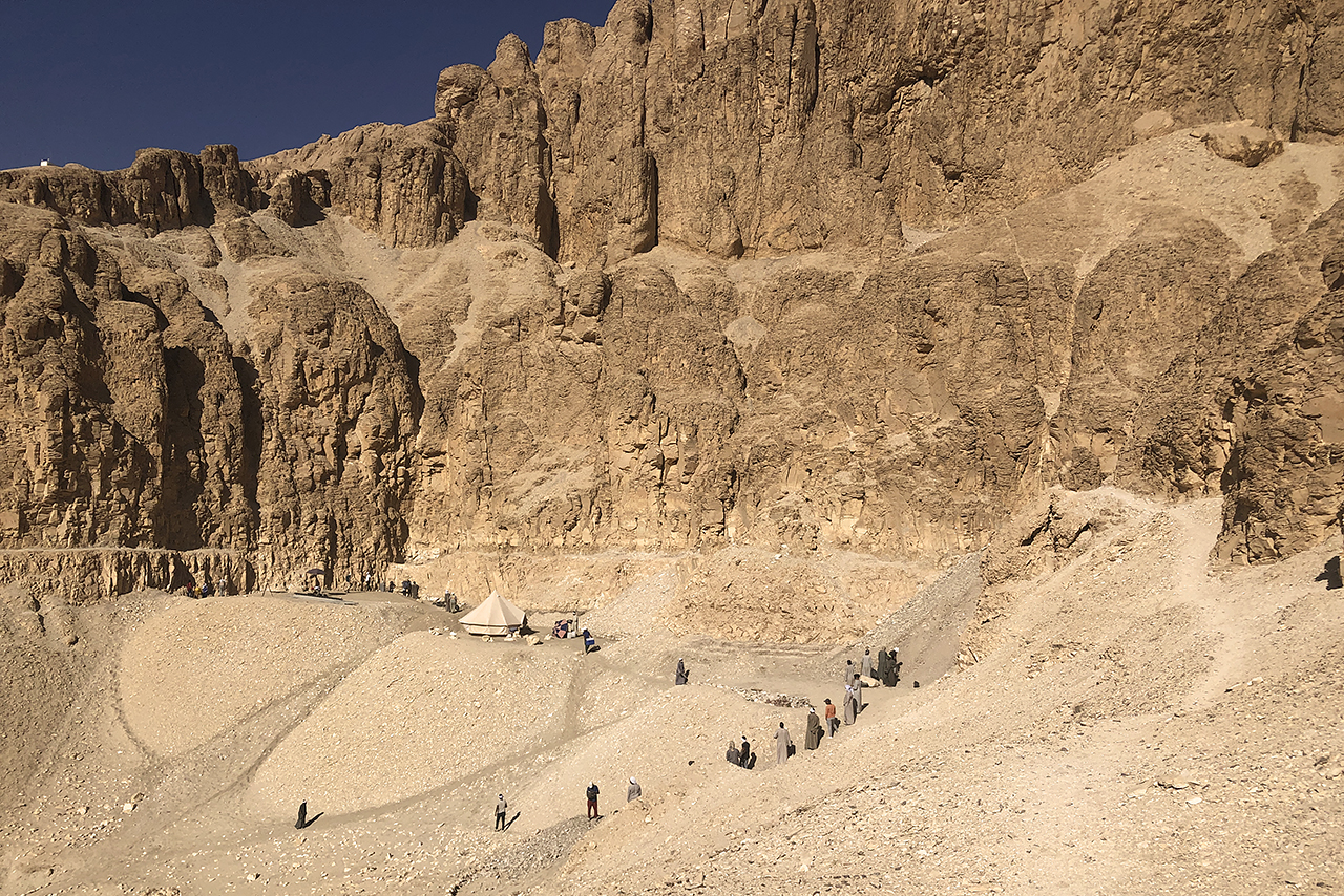 El proyecto complutense en Luxor, cerca de confirmar la existencia de una gran efigie en la necrópolis tebana