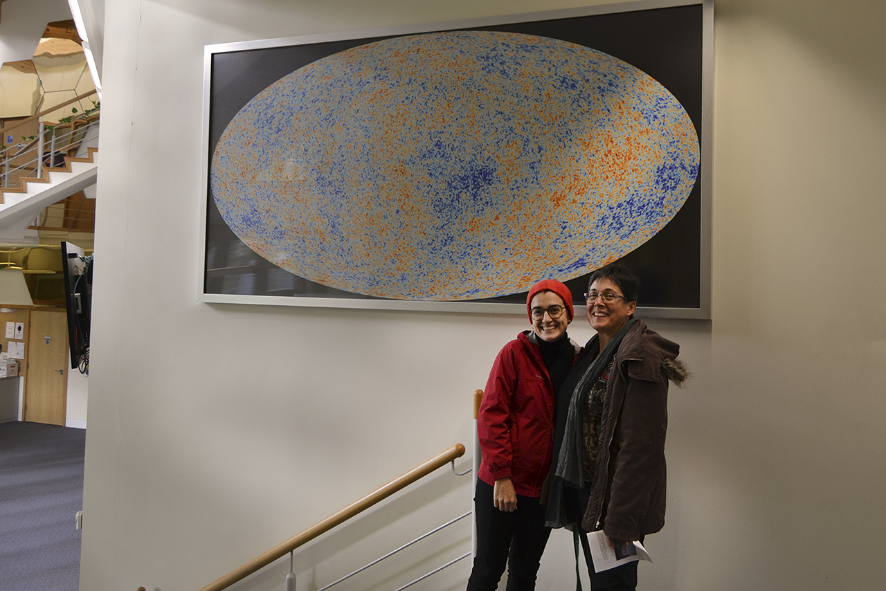 Irene y su madre en el Instituto de Cosmología Kavli de Cambridge, con el fondo cósmico de microondas
