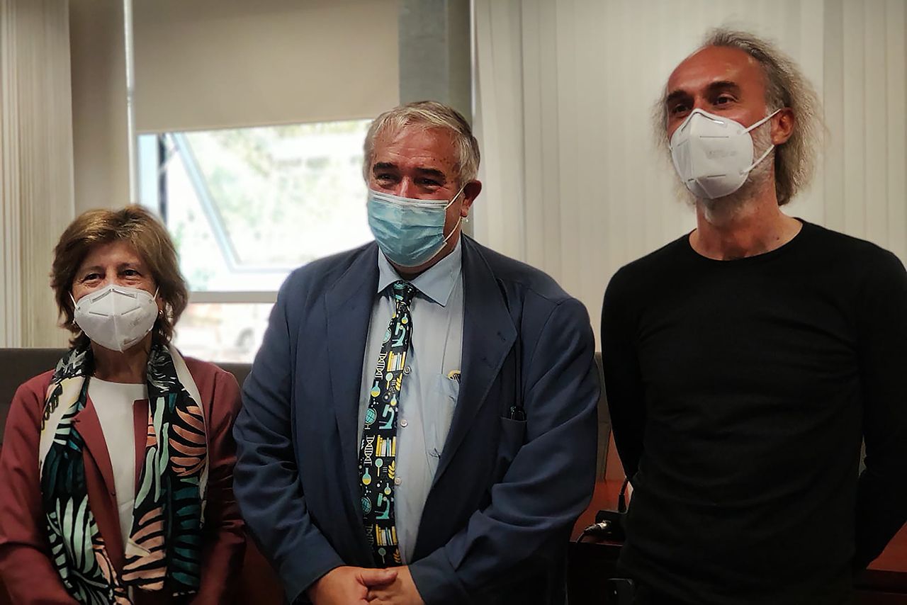 El virólogo José Alcamí, flanqueado por la vicedecana María Dolores Tenorio y Luis Miguel Bedoya, coordinador de programas de Doctorado de Farmacia