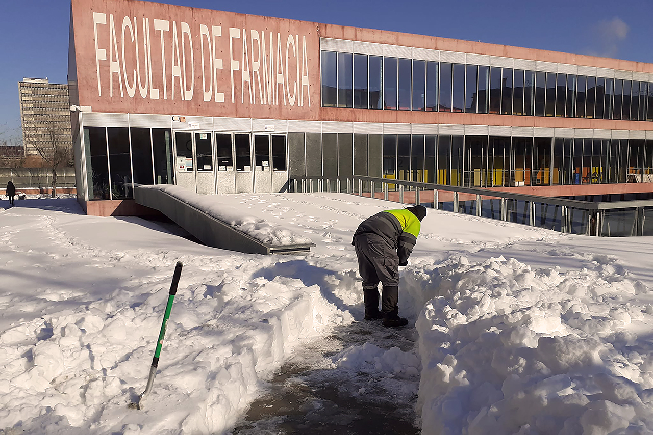 Unas cuarenta personas se afanan para limpiar los diferentes campus de la gran nevada que dejó Filomena