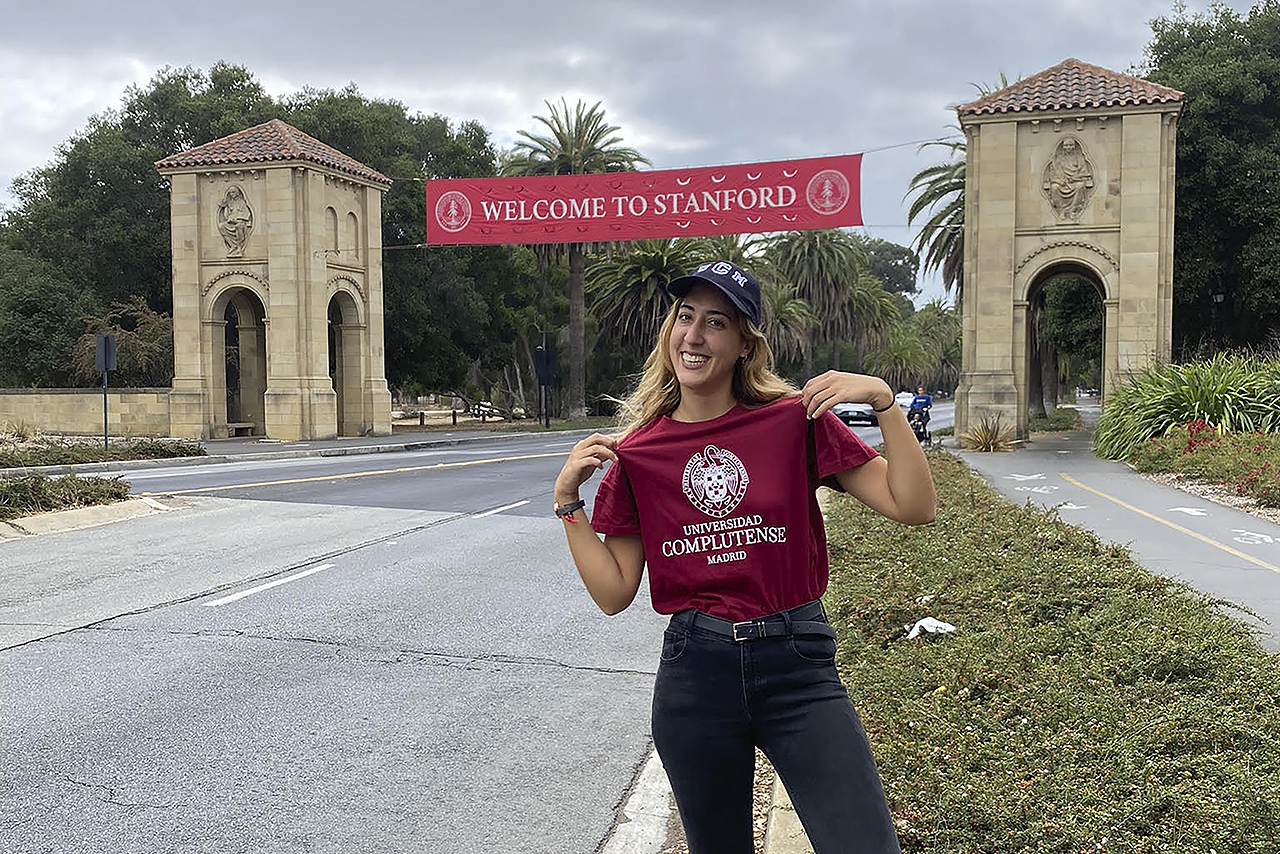Carmen Martínez Alonso, con su camiseta complutense, en la entrada al campus de la Universidad de Stanford