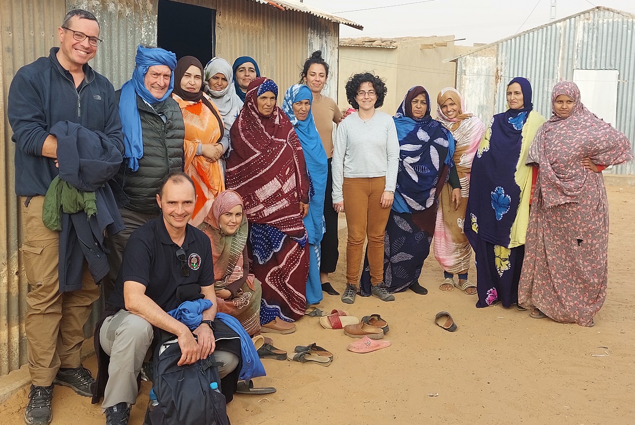 Los miembros de la misión exploratoria de la UCM y de la ONG Cives Mundi con las representantes de las mujeres de Dajla