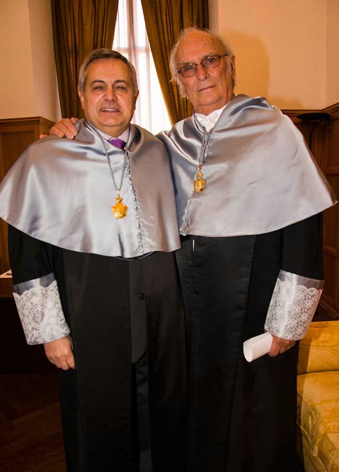 Emilio García y Carlos Saura, durante la investidura del director como doctor honoris causa por la Complutense