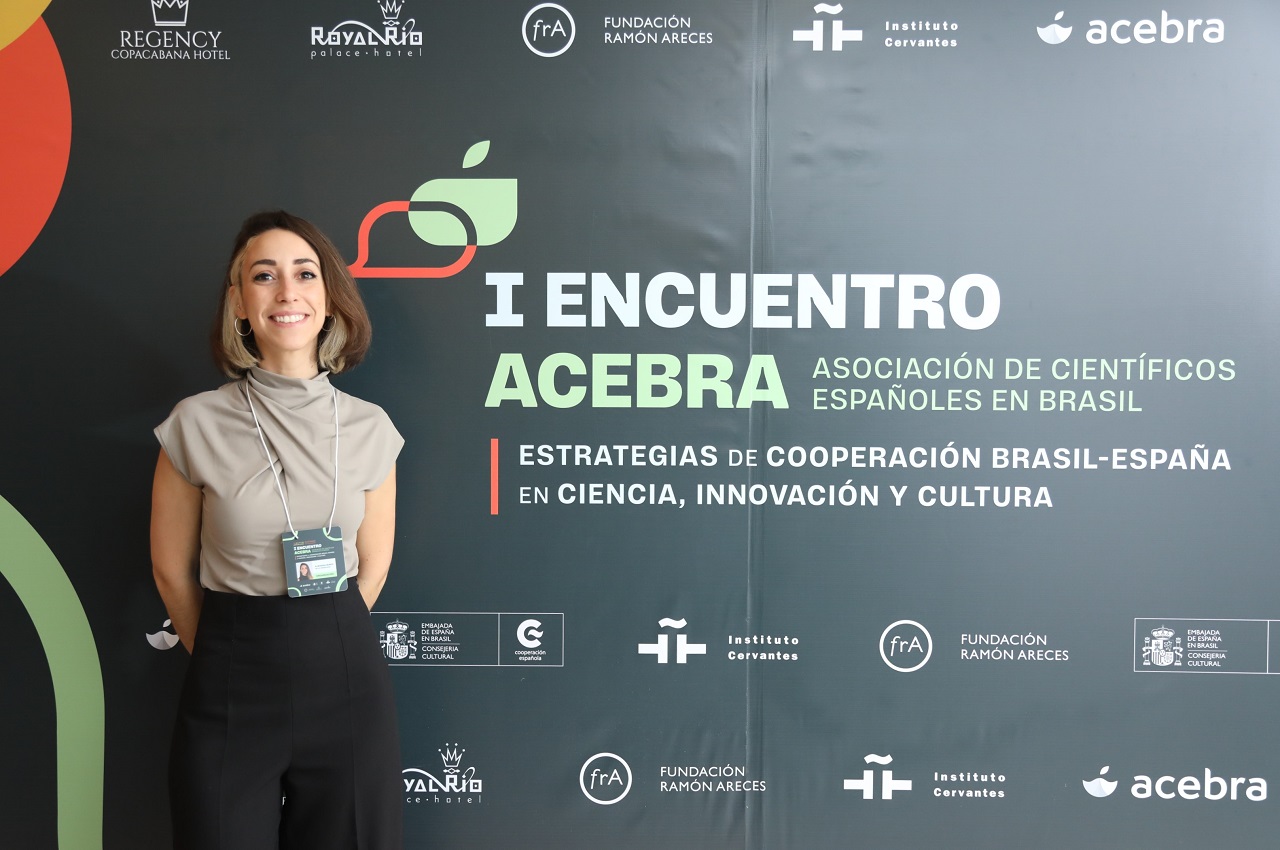 Almudena Muñoz Gallego, junto al cartel del I Encuentro Acebra
