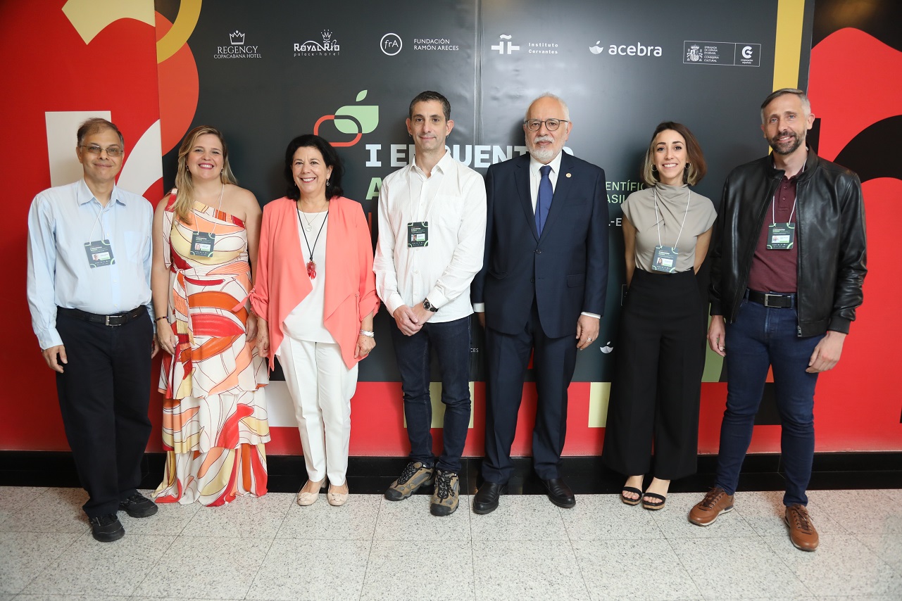 La junta directiva de Acebra, junto a la embajadora de España en Brasil, Mar Fernández Palacios, y el director del Instituto Cervantes de Río de Janeiro