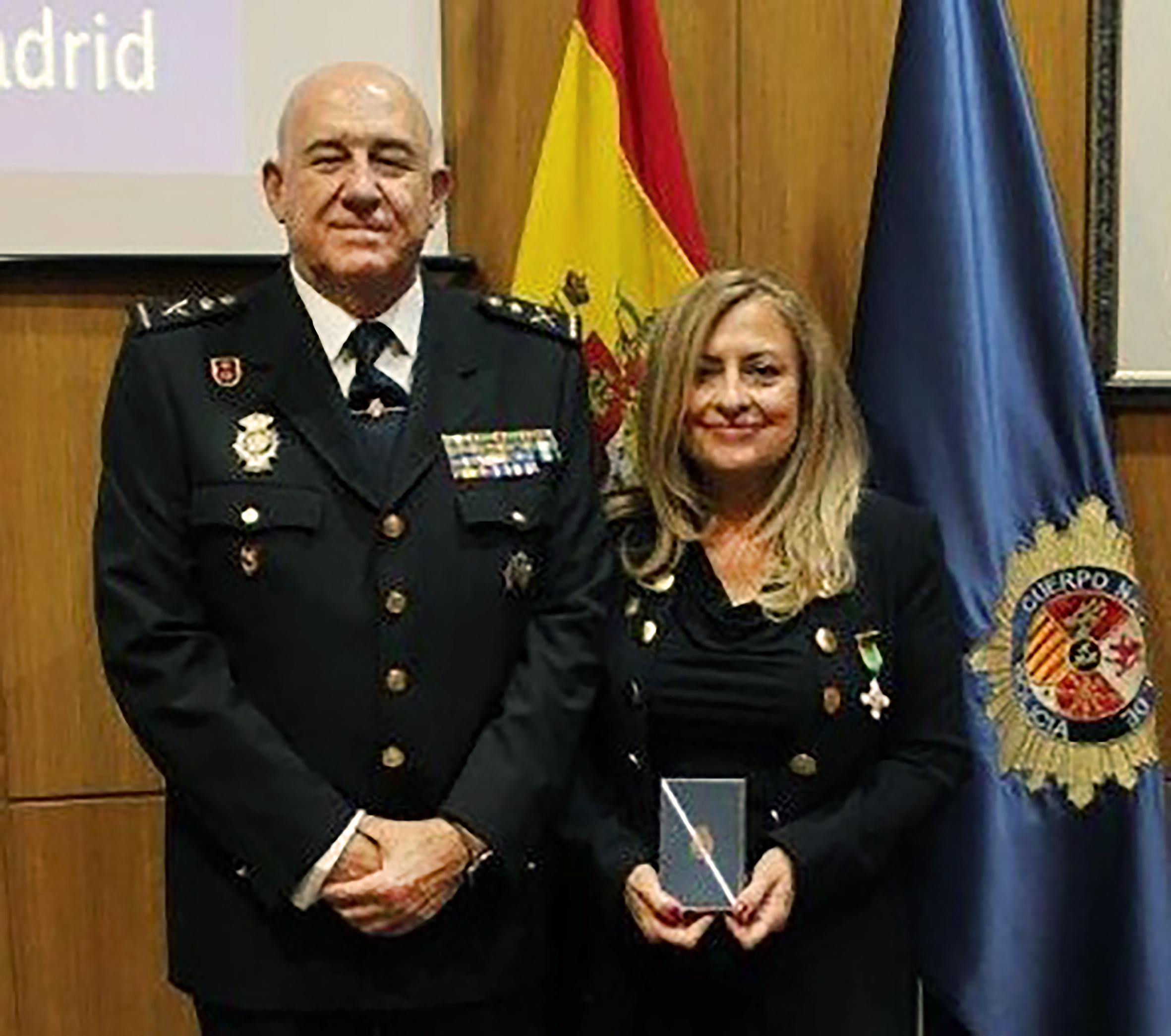 El Jefe Superior de Policía de Madrid, Jorge Martí Rodríguez, y María Paz García Vera, tras la entrega de la insignia