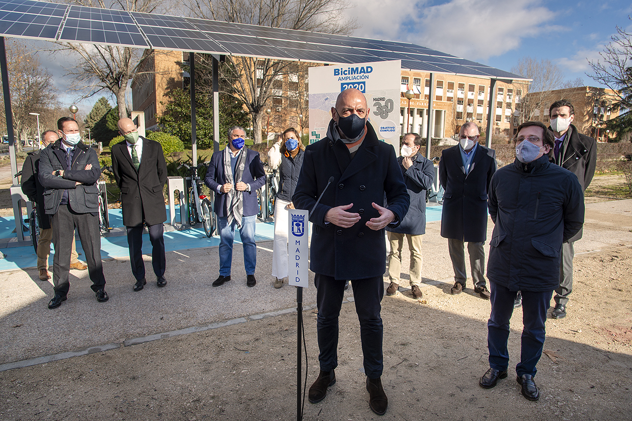 El rector Joaquín Goyache considera un hito la llegada del servicio público de alquiler de bicicletas al campus de Moncloa