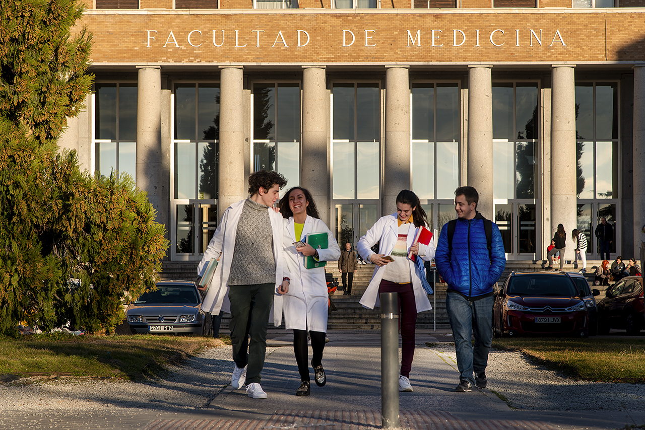Estudiantes de Medicina saliendo de la Facultad
