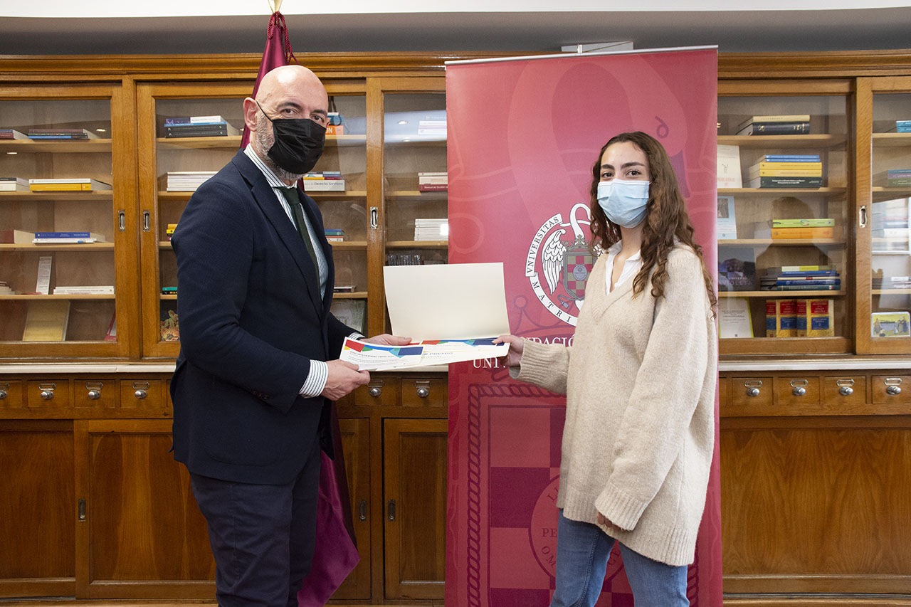 El rector Joaquín Goyache entrega el primer premio a Ana Prieto
