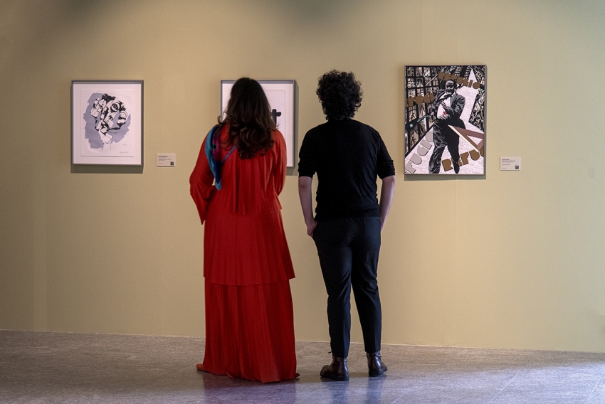 Visitantes frente a las obras de Oswaldo Guayasamín, Eduardo Chillida y Equipo Crónica