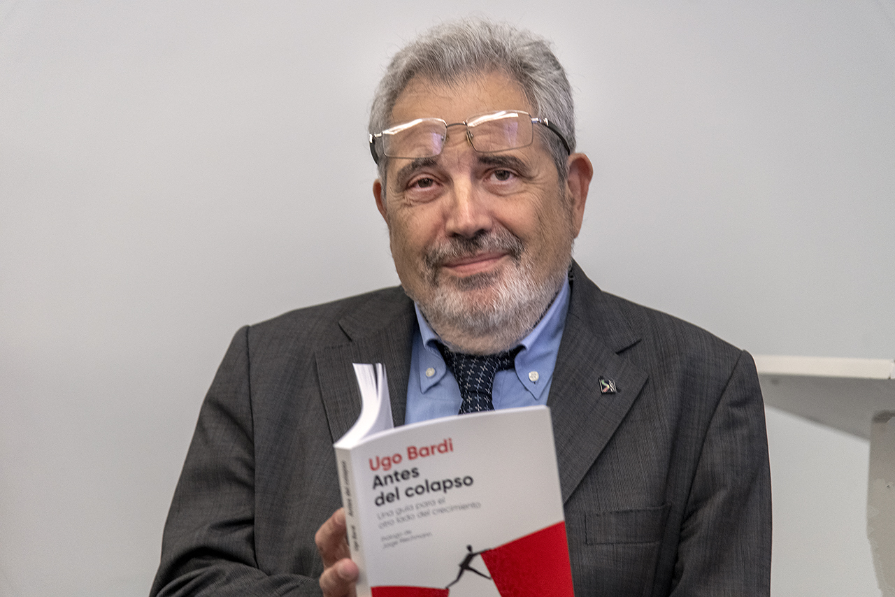 Ugo Bardi, profesor de Química de la Universidad de Florencia, con su nuevo libro "Antes del colapso"