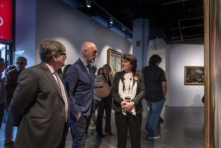 El comisario de la muestra, el rector de la UCM y la vicerrectora de Cultura visitan la exposición