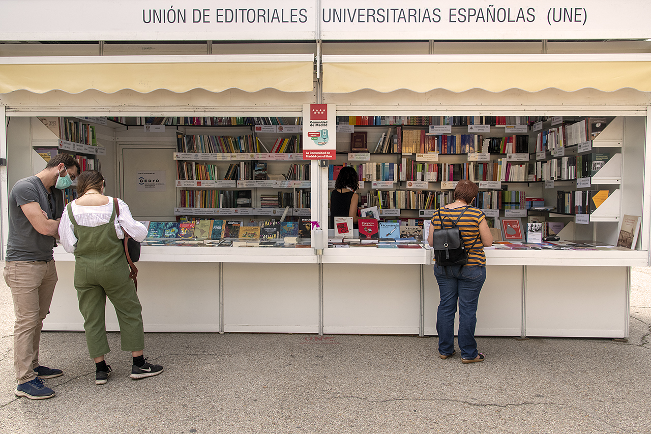 Caseta de la Unión de Editoriales Universitarias Españolas, en la 80ª edición de la Feria del Libro de Madrid
