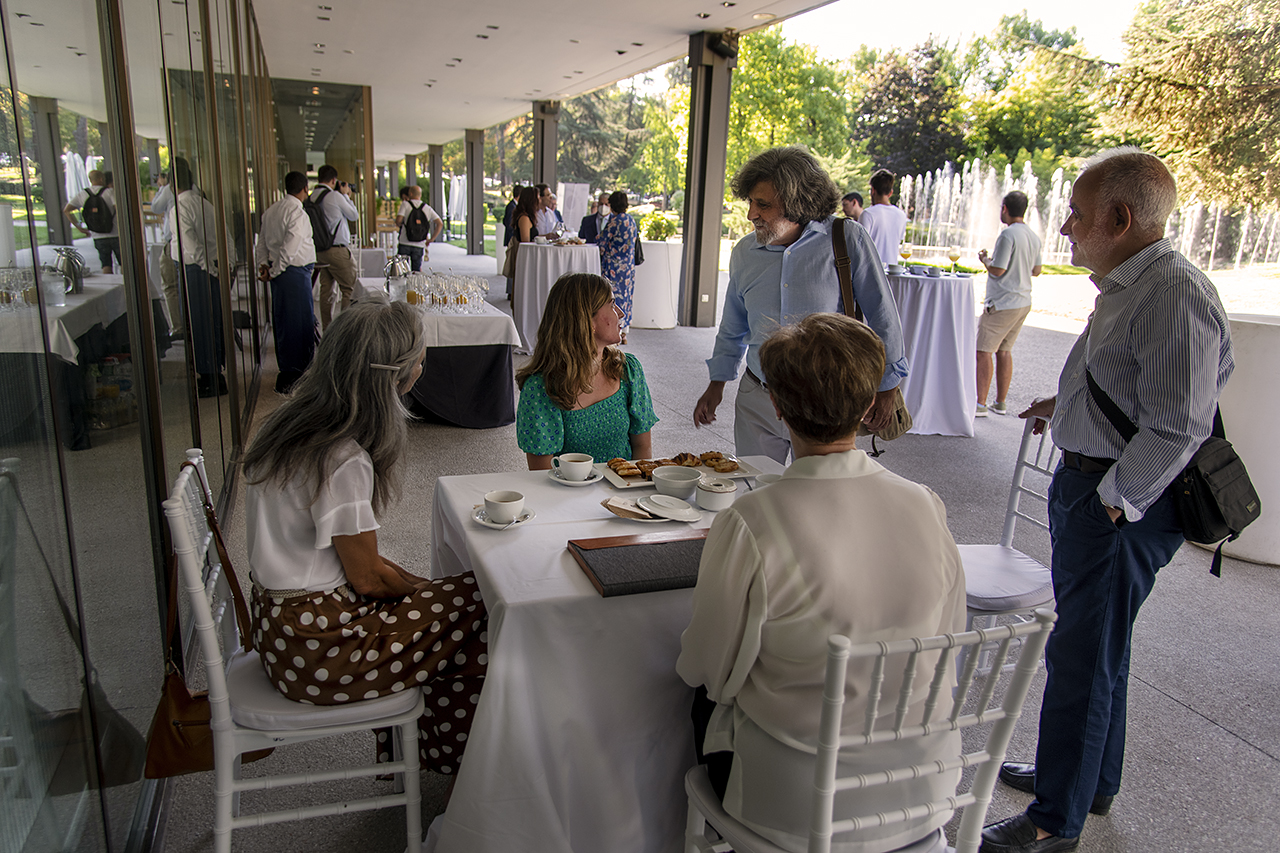 Antes del curso se ofreció un desayuno, para ponentes y estudiantes, en los jardines del Museo del Traje