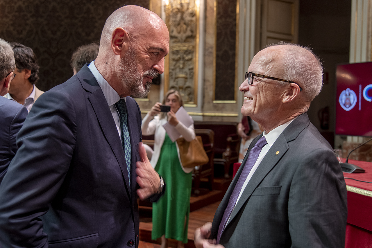 El rector de la Universidad Complutense, Joaquín Goyache, habla con el Nobel de Economía Finn Kydland