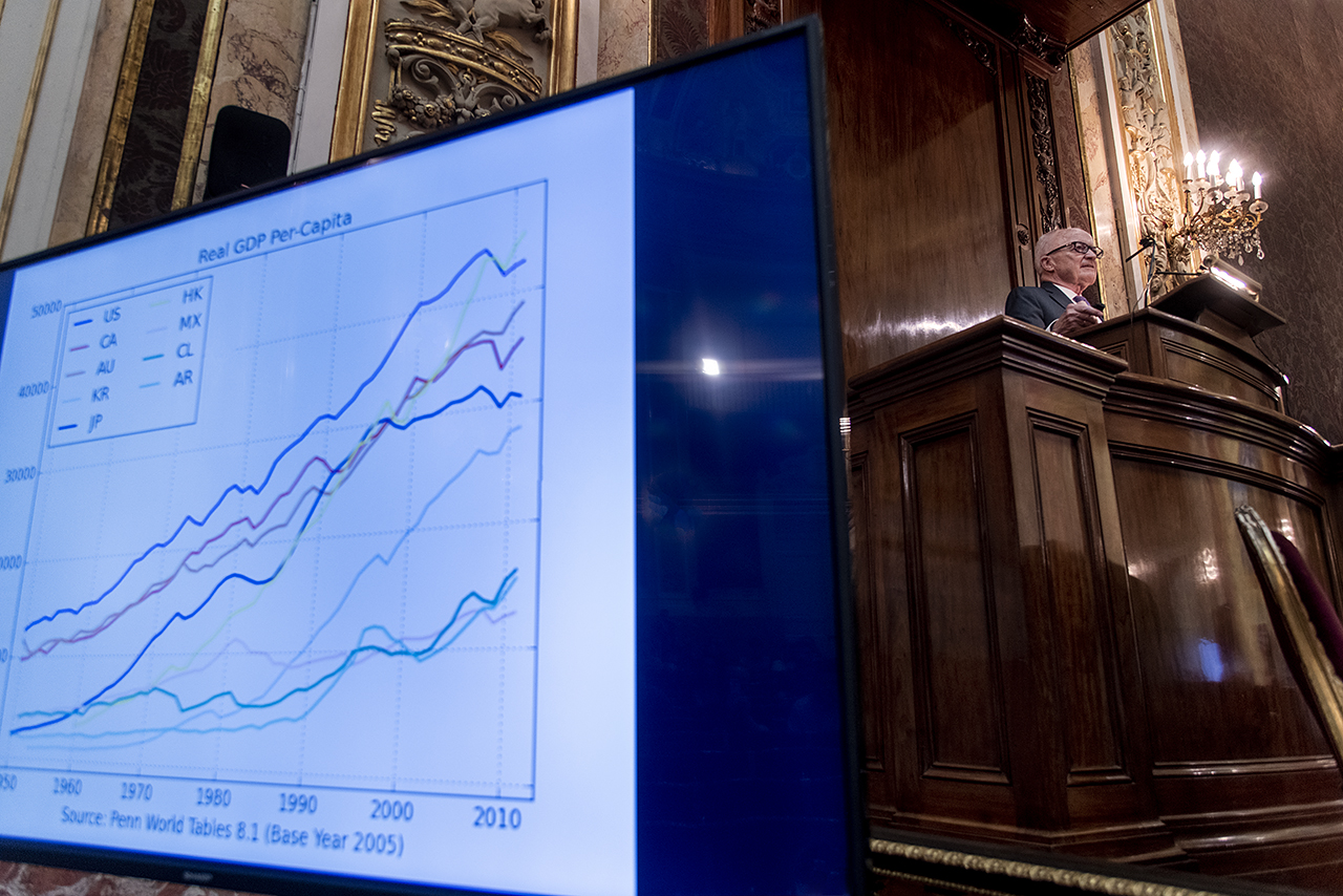 Finn Kydland ha impartido una conferencia sobre la importancia de las políticas económicas, especialmente las diseñadas a largo plazo, en el crecimiento de las naciones